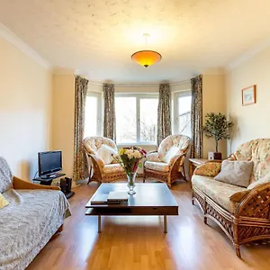 Central & Stylish 3 Bedroom, 2 Bath, Free Parking Edinburgh